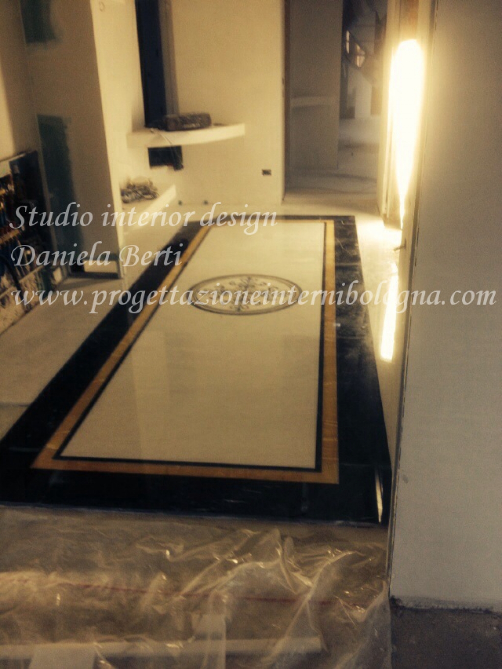 pavimento in marmo motivo geometrico cornice bianco nero dorato